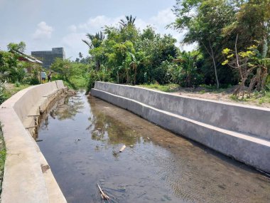 Nehir duvarı, nehir taşından yapılma setten yapılma.