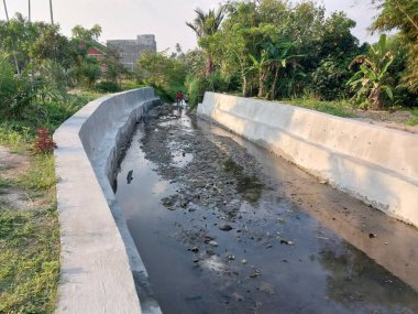 Nehir duvarı, nehir taşından yapılma setten yapılma.