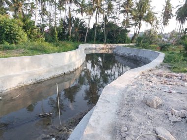 Nehir duvarı, nehir taşından yapılma setten yapılma.
