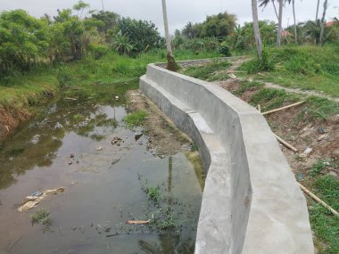 Nehir duvarı, nehir taşından yapılma setten yapılma.