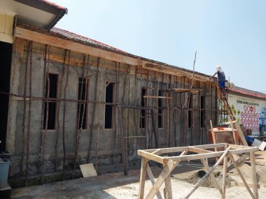 Tahtalardan beton döküm biçimlendirme ve dolken ile desteklenen slooflar, kirişler, sütunlar, bina zemin plakaları çiftleri için