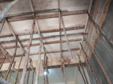 Tahtalardan beton döküm biçimlendirme ve dolken ile desteklenen slooflar, kirişler, sütunlar, bina zemin plakaları çiftleri için