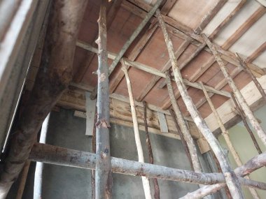 Tahtalardan beton döküm biçimlendirme ve dolken ile desteklenen slooflar, kirişler, sütunlar, bina zemin plakaları çiftleri için