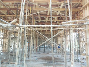 Tahtalardan beton döküm biçimlendirme ve dolken ile desteklenen slooflar, kirişler, sütunlar, bina zemin plakaları çiftleri için