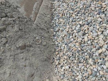 Proje alanında bulunan ezilmiş veya parçalanmış taş yığını, beton karışım için kullanılacak