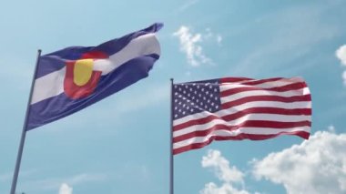 Colorado bayrağı ve ABD bayrağı mavi gökyüzünde güçlü rüzgarda dalgalanan bayrak direğinde. Colorado Eyaleti ve Amerika Birleşik Devletleri