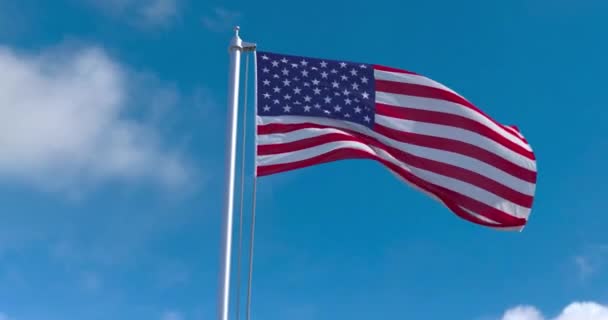 アメリカの国旗は 空の風を振るフラッグポール プロジェクトのための素晴らしいイントロ ストーリー テキスト 企業プロジェクトのプレゼンテーションに最適 — ストック動画