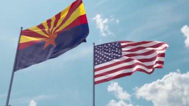 Arizona bayrağı ve ABD bayrağı mavi gökyüzünde güçlü rüzgarda dalgalanan bayrak direğinde. Arizona Eyaleti ve Amerika Birleşik Devletleri