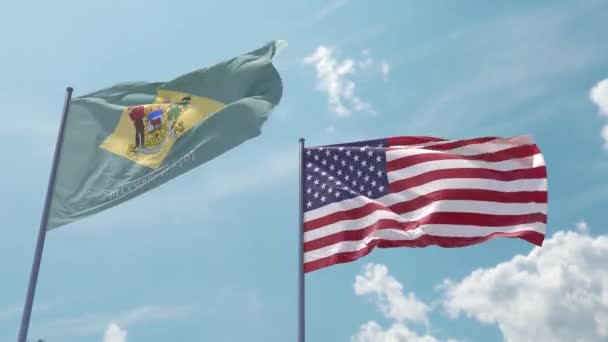 特拉华州的国旗和美国的国旗在蓝天的强风中挥着现实的旗杆 特拉华州和美利坚合众国 — 图库视频影像