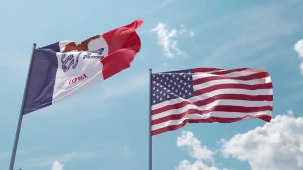 アイオワ州旗とアメリカ国旗は スクリーンセーバーやイントロとして青空の強い風に現実的な波に旗を掲げています アイオワ州とアメリカ合衆国 — ストック動画