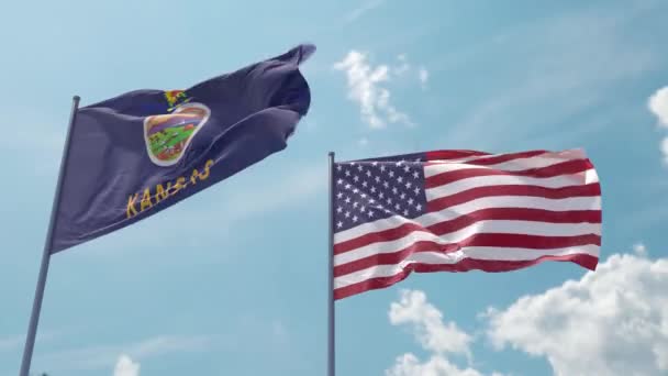 カンザス州旗とアメリカ国旗は スクリーンセーバーまたはイントロとして青空の強い風に現実的な波に旗を掲げています カンザス州とアメリカ合衆国 — ストック動画