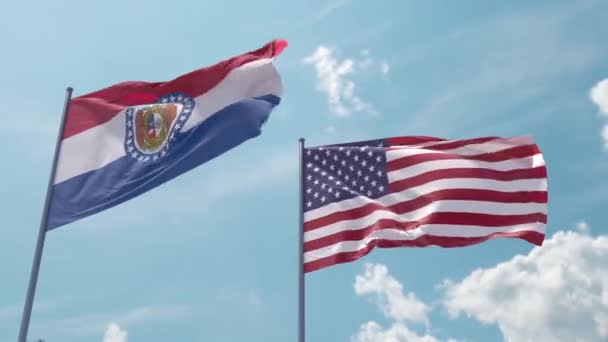 ミズーリの国旗とアメリカの旗は スクリーンセーバーやイントロとして青空の強い風に現実的な波の上にあります ミズーリ州とアメリカ合衆国 — ストック動画