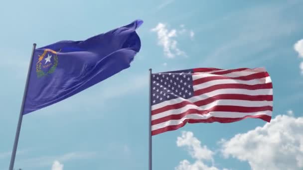 内华达州的国旗和美国的国旗在蓝天的强风中现实地摇曳着 作为屏保或介绍 内华达州和美利坚合众国 — 图库视频影像