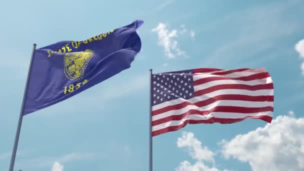 オレゴン州旗とアメリカ国旗は スクリーンセーバーやイントロとして青空の強い風に現実的な波に旗を掲げています オレゴン州とアメリカ合衆国 — ストック動画