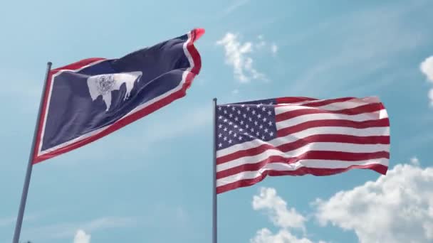 ワイオミングの旗とアメリカの旗は スクリーンセーバーやイントロとして青空の強い風に現実的な波に現実的な ワイオミング州とアメリカ合衆国 — ストック動画
