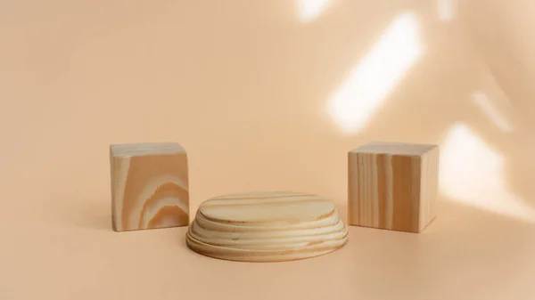 Bej arka planda geometrik şekilleri olan soyut, en az boş sahne. Asgari konsept...