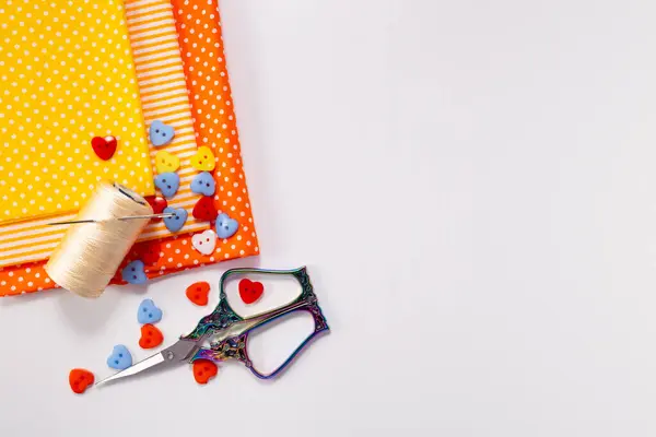 Küçük kız elleri eko oyunuyla oynuyor. Duyguları görsel olarak gösterme, duyusal işleme bozukluğu, Montessori aktiviteleri oyunu. Yüksek kalite fotoğraf