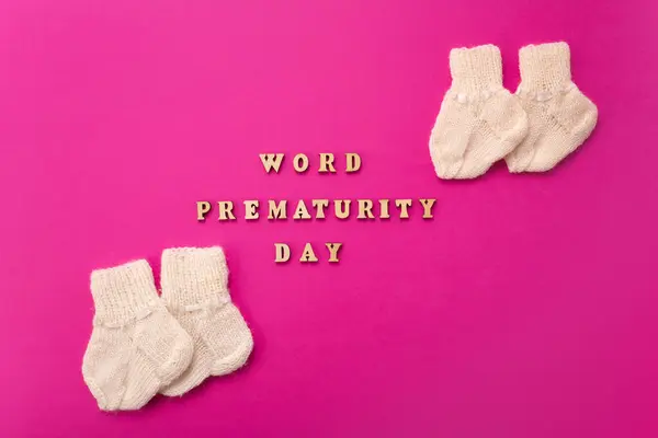Dünya Prematüre Günü konsepti. Pembe arka planda tahta harflerle yazılmış pankart.