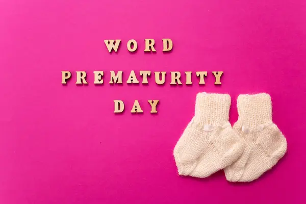 Dünya Prematüre Günü konsepti. Tahta harflerle yazılmış pankart.