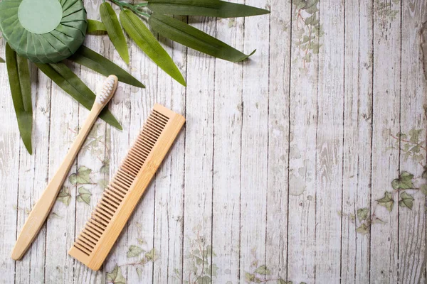 Sıfır atık, sürdürülebilir banyo ve yaşam tarzı. Bambu diş fırçası, fırça sesi, fildişi kaplama çorba..