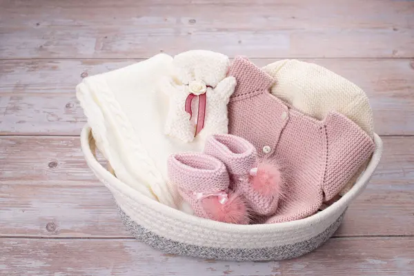 Yeni doğan bebekler için bebek eşyaları ve aksesuarlar tahta arka planda..