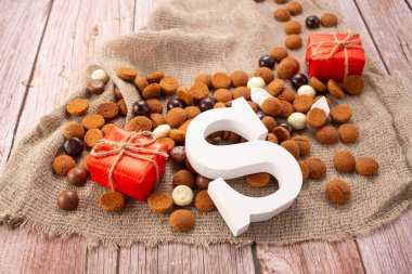 Hollanda bayramı Sinterklaas arka planında sütlü çikolata mektubu, Aziz Nicholas Günü için pepernoten.