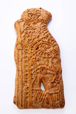 Beyaz arka planda St. Nicolas kurabiyesi. 5 Aralık 'ta Hollanda' da tatil.