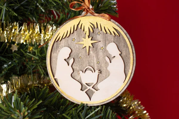 Ahşap bir arka planda ahşap noel kreşi. Noel ağacı süslemesi.