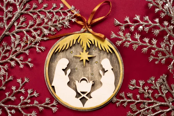 Ahşap bir arka planda ahşap noel kreşi. Noel ağacı süslemesi.