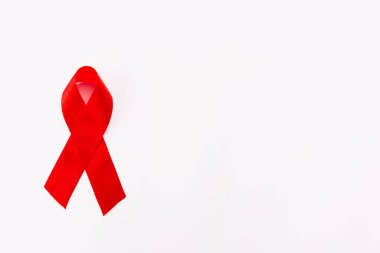 Kırmızı kurdele HIV, beyaz arka planda AIDS, Farkındalık, Üst Görüş.