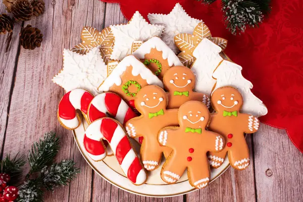 Ahşap masa üzerinde Noel ev yapımı gingerbread çerezleri. Üstten görünüm.