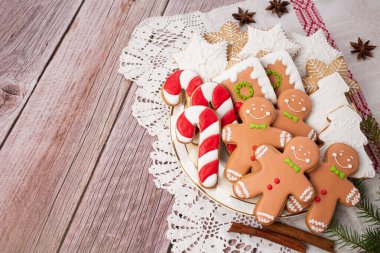 Un ve kırsal ahşap arka planda Noel pişirme aletleri, üst manzara, düz yatış. Kış tatilleri için geleneksel bisküvi kalıpları. Boşluğu kopyala.