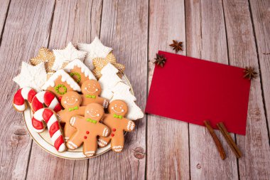 Un ve kırsal ahşap arka planda Noel pişirme aletleri, üst manzara, düz yatış. Kış tatilleri için geleneksel bisküvi kalıpları. Boşluğu kopyala.