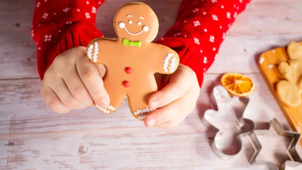 Childs 'ın el ele tutuşan zencefilli kurabiye adamı. Kapat...