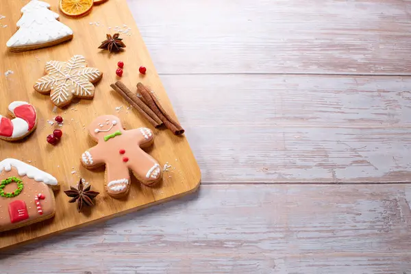 Un ve kırsal ahşap arka planda Noel pişirme aletleri, üst manzara, düz yatış. Kış tatilleri için geleneksel bisküvi kalıpları. Boşluğu kopyala.