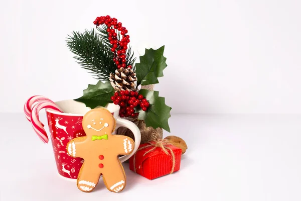 Gingerbread Men Cup Christmas Trees Pine Cone White Background — Stock Photo, Image