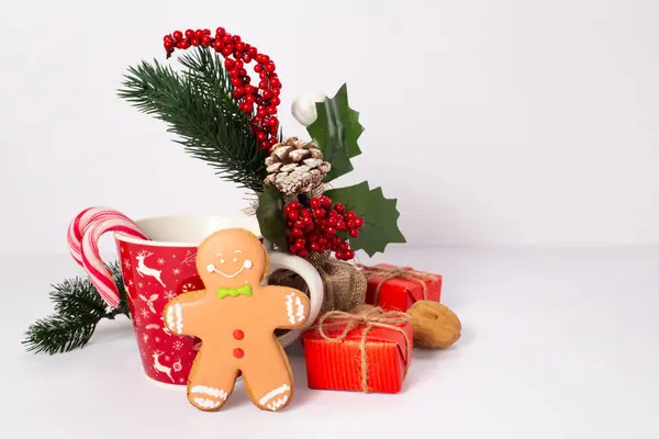 Gingerbread Men Cup Christmas Trees Pine Cone Nut White Background — Stock Photo, Image