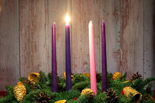 Noel süslemeleri ile köknar dallarında yanan üç mumla ilk gelen..