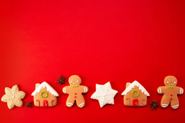 Kırmızı arka planda lezzetli zencefilli kurabiyeler. Boşluğu kopyala..