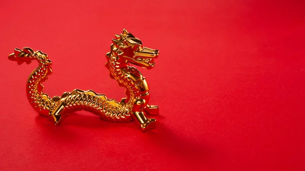 2024 Çin Yeni Yılı ve kırmızı arka planda Doğu Ejderhası.