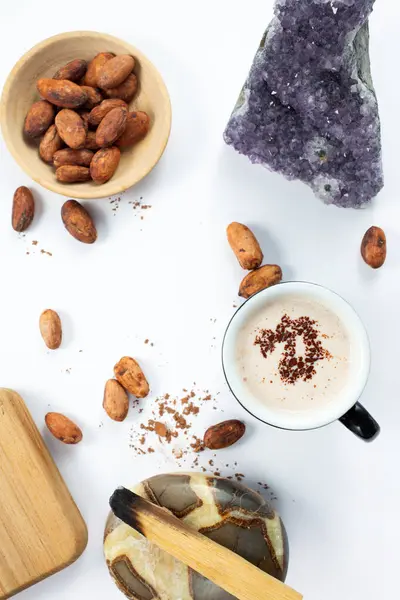 Sıcak kakao, palo santo ağacı, kakao çekirdekleri, beyaz arka planda ametist kristali. Vücut sağlığı ve faydaları. Yüksek kalite fotoğraf