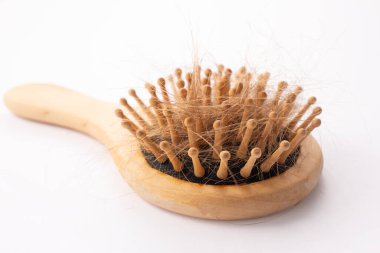 Saç kaybı beyaz arka planda izole edilmiş tarak fırçasıyla olur. Saç dökülmesi konsepti. Kapat..