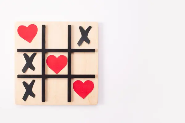 Sevgililer Günü konsepti, beyaz arka planda Hearts Tic Tac oyunu. Üst görünüm.