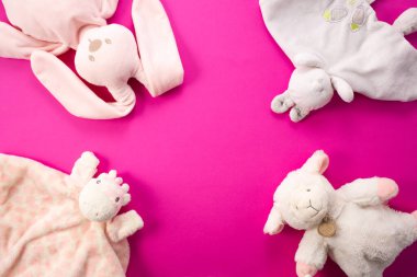 Bebek oyuncakları pembe arka planda fotokopi alanı olan yumuşak oyuncaklar. Tebrik kartı konsepti. Üst manzara, düz yatış. Yüksek kalite fotoğraf