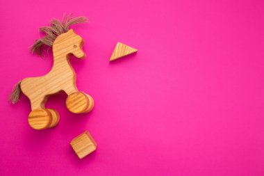 Pembe arka planda tahta at. Çevre dostu. Düz yatıyordu.