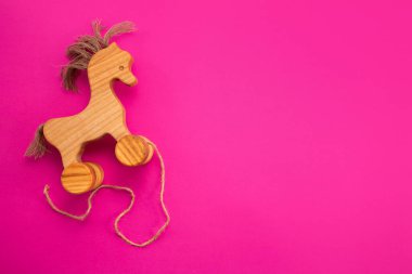 Pembe arka planda tahta at. Çevre dostu. Düz yatıyordu.