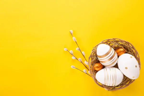  Sarı arka planda Paskalya yumurtaları. Tebrik kartı, Mutlu Paskalyalar. Düz yerde, üst tarafta. Yüksek kalite fotoğraf