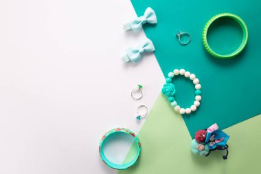 Küçük kız aksesuarları beyaz ve yeşil arka planda, düz yatıyordu.