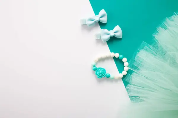 Küçük kız aksesuarları beyaz ve yeşil arka planda, düz yatıyordu.