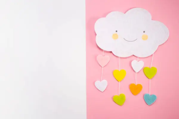 Pembe arka planda kağıt bulutu. Uzayı kopyala Bebek kız konsept olarak doğdu. Düz yatıyordu.